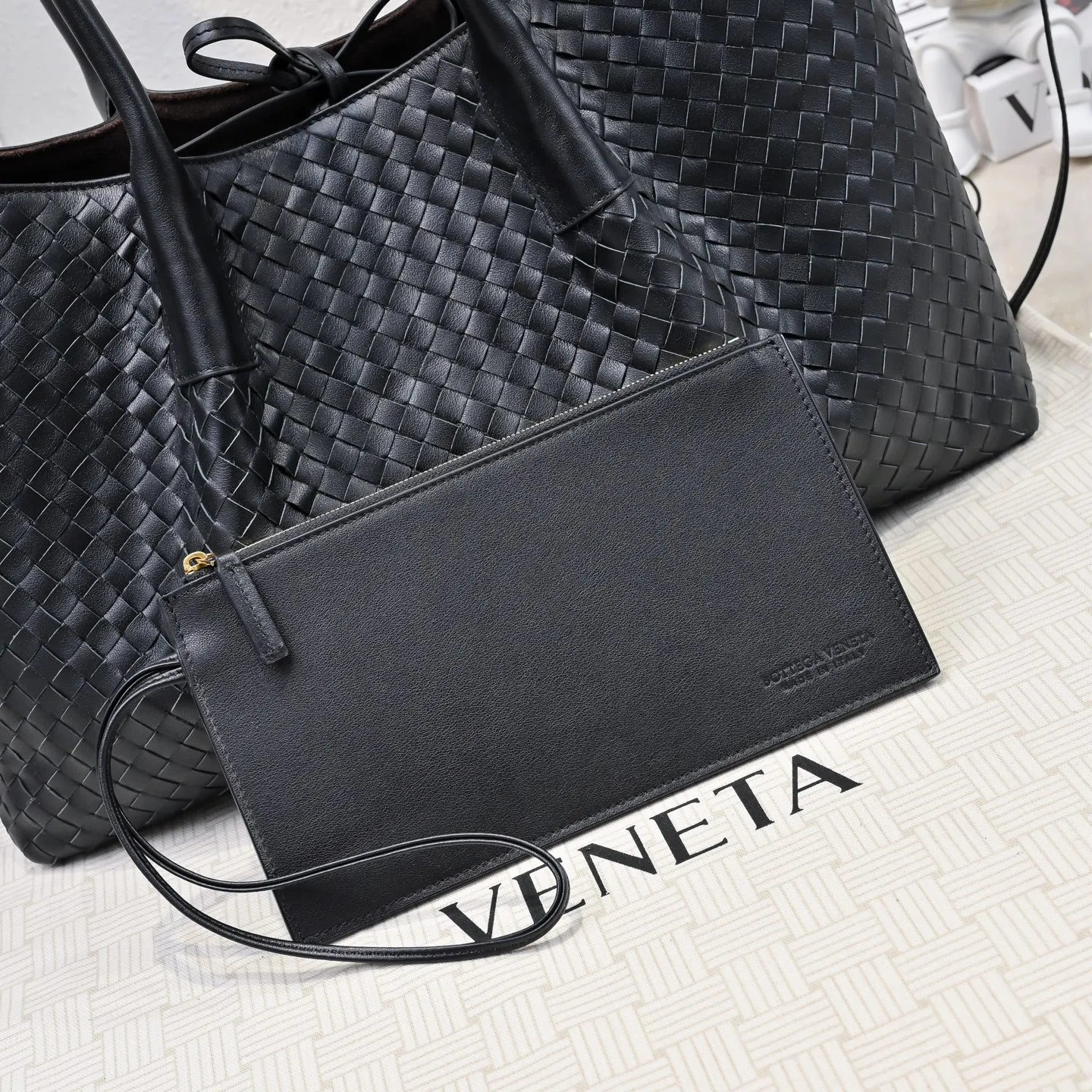 Batch 2660 Bv 2025 early spring series Pinacoteca medium tote handbag. The front is made of classic Intreccia woven cow leather. It is low-key and luxurious. The flip side is made of warm suede. It instantly switches to a lazy and casual style. It has a large internal capacity. It is no pressure to carry a computer for commuting. It is also thoughtfully matched with a small detachable bag. It feels full and full of security. The woven texture is so delicate that you can't put it down. The highlight is that it is super versatile. Come and get your new bag😝 Model: 7166 Size: 23*43*14.5cm